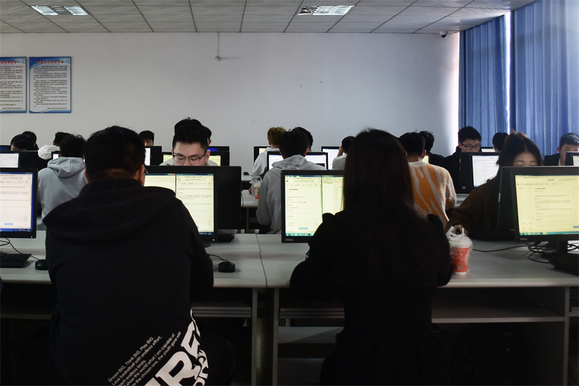 数学与计算机科学学院(软件服务外包学院)举办2023年“奋进杯”程序设计竞赛月赛，聚焦软件销售创新解决方案